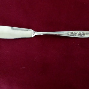 ステンレス製ミッドセンチュリーモダンバターナイフ/スプレッダー Oneida Community Betty Crocker MY ROSEパターンエンボス加工ローズポイントハンドル 良好な状態