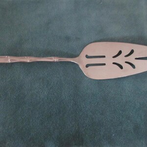Vintage durchbohrte rostfreie PIE / Cake Servier-PC / Messer mit abgerundetem Griff mit Bambus-Design, gekennzeichnet mit Korea als guter Zustand!