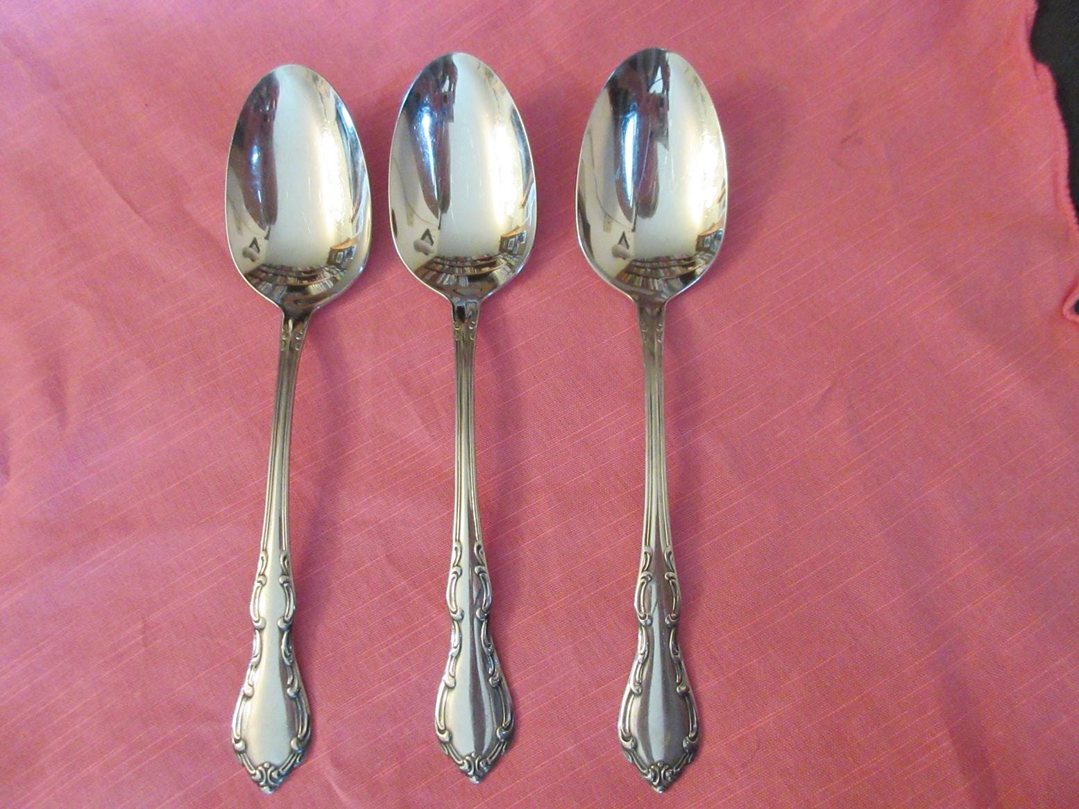 ONEIDA の 3 本のステンレス製ソリッド サービング スプーン。WHITTIER