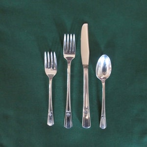 47 pcs Silverplate Luncheon Set Ser/7+ Rogers/International Silver Flatware in Art Deco SOVEREIGN Pattern Lines Down Handle w/Leaf Good Cond