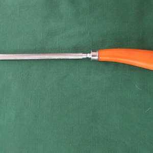 Puede incluir: Un afilador de cuchillos plateado con mango de plástico naranja.