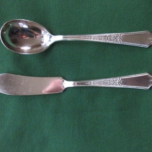 Silberplatte Butterschieber / Messer & Zuckerlöffel 1847 Rogers/International ANCESTRAL Pattern Embossed Urne Rechteck auf Griff Poliert!