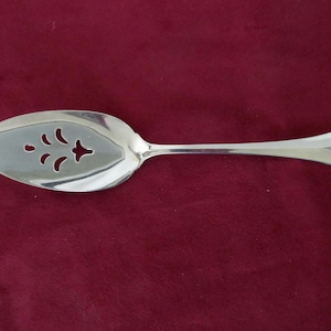 Look Pierced Stainless Cake/Pie SERVER/Knife od Oneida w eleganckim wzorze ROYAL FLUTE Glossy w/Fan Center of Tip Dobry stan 1989