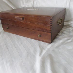 Scatola portaoggetti vintage NAKEN'S Brn in legno con incastri a coda di rondine e cassetto, contiene 12 pezzi in acciaio inox placcato argento sterling, buone condizioni.
