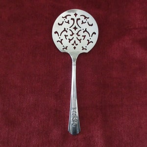 Pierced Silverplate Cranberry/Tomato SERVER from  Rogers/ONEIDA in ROSALIE Pattern Tiny Row Flowers Leaf End Handle Good Condition Polished