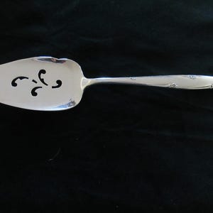 Srebrny platerowany nóż do podawania ciast/ciast marki Oneida, wzór SILVER/Forest FLOWERS z drobnymi kwiatkami na krawędziach uchwytów. Dobry stan!