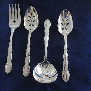4 Silverplate SERVING Pcs Rogers Flatware/Silverware &quot;Elegant&quot; FLIRTATION Pattern Tiny FLOWERS Sides + Tip Handle Polished Great Condition