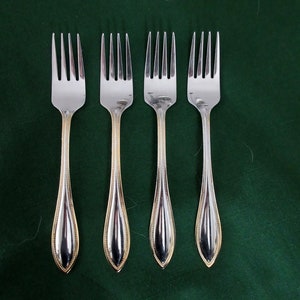 4 FORCHETTE da dessert piccole in acciaio inox di Gourmet Settings con accenti dorati sul bordo del manico. Buone condizioni. Perfette per le feste!!