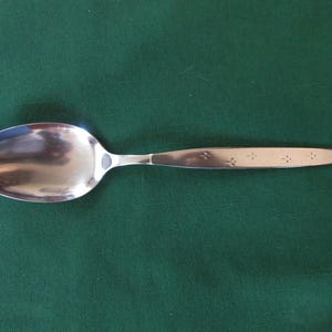 Stainless Serving TABLESPOON from Oneida Community in the CELEBRITY Pattern Straight Handles 5 Fleur de Lis Center Tipped End Good Condition