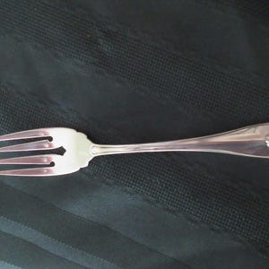 Försilvrad salladsgaffel från 1881 Rogers/Oneida bestick KING JAMES mönsterspets handtag diamantform med plym Gott begagnat skick!