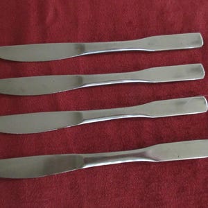 4 Satin Stainless Dinner MESSER von Rogers / Stanley Roberts Flatware PLYMOUTH COVE Koloniales Land Muster Geigenform Griff gut verwendet