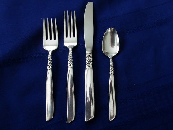 31 Pcs Service for 7 of Prestige/oneida Silverplate in GAY