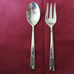 2 Rostfreie Servierstücke Gabel / Löffel Besteck von GORHAM Silver in glänzendem AMPHORA-Muster mit breitem Band am Griff Guter Zustand