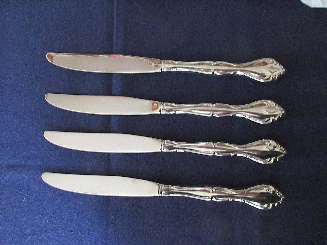 Oneida Community Flatware の 4 本のステンレス製ディナーナイフ
