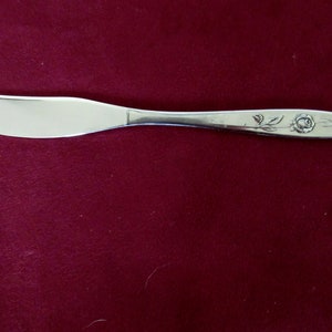 ステンレス製ミッドセンチュリーモダンインド製バターナイフ/スプレッダー Oneida Community Betty Crocker MY ROSE パターンエンボス加工ローズポイントハンドル 状態良好