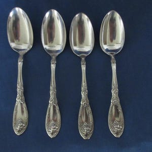 4 antike versilberte Teelöffel von Rogers/Oneida aus dem Jahr 1881, Sammlerstück, Dekor „La Vigne“, Traubenmuster, Rand und Spitze, Gebrauchsspuren