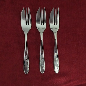 3 Small Delicate 5 3/8&quot; Stainless Pastry FORKS from ONEIDA Flatware in OHS42 Pattern Shaped Handles w/Flowers & Scrolls  Great Cond!