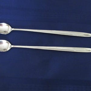 2 CUCHARAS altas de 11 1/8" para té helado/sundae/parfait de acero inoxidable Casctle Court en el patrón CCS1 con sangría acentuada por una ramita de TRIGO ¡En buenas condiciones!