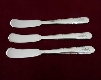 3 cuchillos/untadores de mantequilla Ind Silverplate con mango plano de GORHAM en el patrón REMBRANCE. Mangos rectos con líneas punteadas en los laterales con monograma. ¡Buen estado!