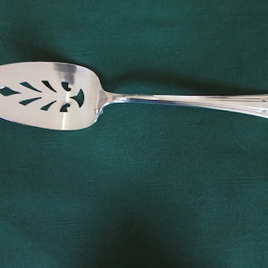 NÓŻ DO SERWISU/CIASTA Z BIAŁEJ PŁYTY SREBRNEJ firmy American Silver Co. w nieznanym tradycyjnym wzorze, z uchwytem w dół, polerowanym, w dobrym stanie