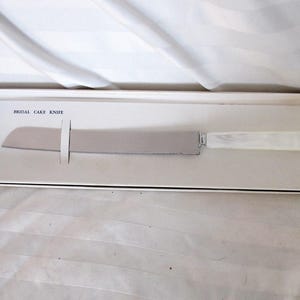 Niesamowity 12-calowy nóż do tortu/ciasta ślubnego ze stalowym ostrzem i białą perłową rękojeścią LUCITE, sygnowany Sheffield Anglia, stan idealny w pudełku