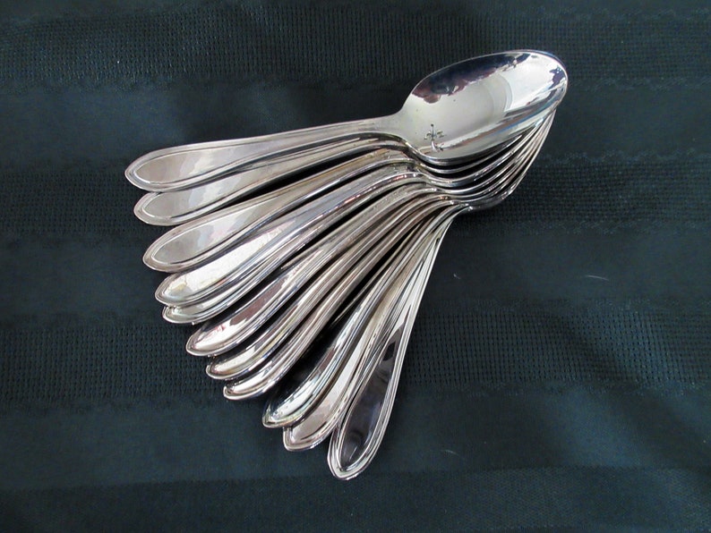 12 Silverplate TEASPOONS from Victor/International in a nice Traditional Pattern with OUTLINED HANDLE Good Condition image 1