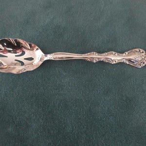 Può includere: Un cartello in legno rustico con la scritta "Welcome to our home" in stile scritto a mano. Il cartello presenta una finitura invecchiata e un design semplice e invitante, perfetto per un portico o un ingresso.