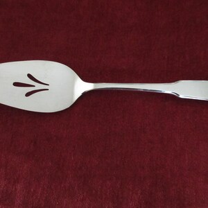 Pierced Silverplate Pie/Cake SERVER  from International Silver in the BEACON HILL Pattern with Fiddle Oar Shape Handle Polished  Good Cond!