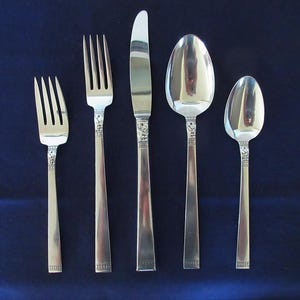 31 Pcs Serv/6 Mid-Century Modern ONEIDA Community Silverplate Flatware FOREVER Pattern  Band Leaves Top Handles Tiny Dots on End Good Cond!