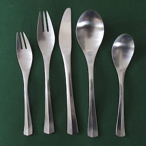 ¡Cubiertos de acero inoxidable para servicio de 46 piezas/6+ de TOWLE con acabado satinado, patrón moderno y elegante TWS61 y mango central acanalado, estado usado en Japón!