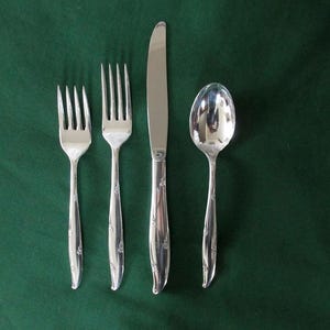 34 pcs Service/8 ? of ONEIDA Community Silverplate Flatware in SILVER/Forest FLOWERS Pattern Tiny Flowers Edge Handles Good Condition