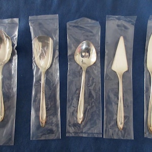 Pode incluir: Um conjunto de três canecas de cerâmica com acabamento fosco e salpicado. As canecas são em tons de creme, cinza claro e cinza escuro. Cada caneca tem um design simples e minimalista e uma alça arredondada.