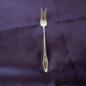 Sht Handle Silverplate Olive/Pickle FORK Holmes & Edwards International Silverware JAMESTOWN Pattern Urn Center Diamond Handle Polished