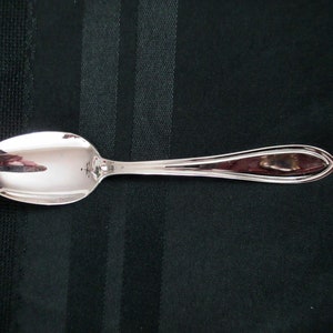 12 Silverplate TEASPOONS from Victor/International in a nice Traditional Pattern with OUTLINED HANDLE Good Condition image 2