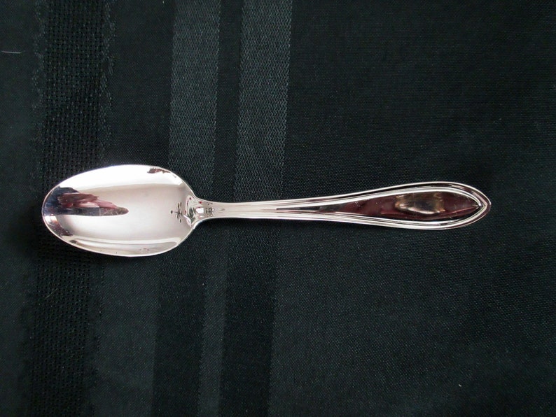 12 Silverplate TEASPOONS from Victor/International in a nice Traditional Pattern with OUTLINED HANDLE Good Condition image 2