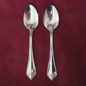 2 försilvrade teskedar från 1881 Rogers/Oneida bestick King James mönster handtag diamantform med plym i utmärkt skick!