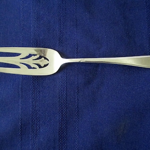 Fancy Silverplate CAKE Carving Fork Holmes & Edwards International GUEST of HONOR Pattern Plain Handle Rope Edge w/Half Circle Tip