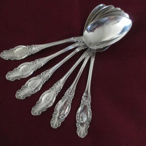 6 cucharillas de té antiguas de plata de International con mangos con forma de patrón MELROSE y volutas ornamentadas en el borde con monograma B. ¡Excelente estado!