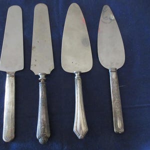 4 różne zabytkowe noże do ciast/ciast z ostrzami Sooid SILVERPLATE w różnych wzorach i wykonaniach, niektóre używane do rękodzieła lub ?