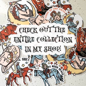 K&ouml;nnte beinhalten: Eine Sammlung bunter Aufkleber mit Cowgirls, die auf Pferden reiten, Monden, Sternen und dem Text "Giddy Up and Away" und "I Need Space". Die Aufkleber befinden sich auf einem wei&szlig;en Hintergrund und haben einen Vintage-Look.