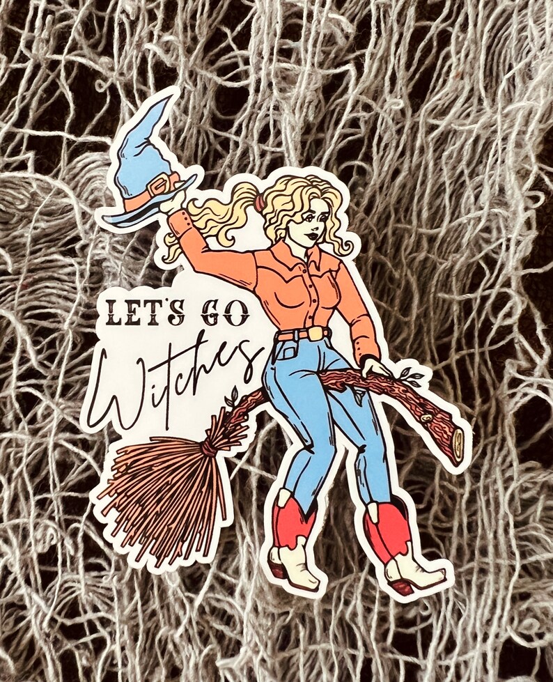 K&ouml;nnte beinhalten: Eine Cartoon-Illustration einer Frau mit Cowboyhut und Stiefeln, die auf einem Besen reitet mit dem Text "Let's Go Witches".