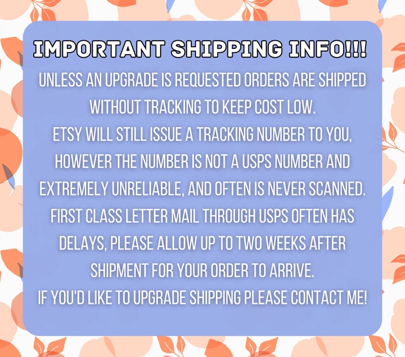 Pode incluir: Uma caixa de texto azul claro com texto branco que explica que os pedidos s&atilde;o enviados sem rastreamento para manter os custos baixos. O Etsy ainda emitir&aacute; um n&uacute;mero de rastreamento, mas n&atilde;o &eacute; um n&uacute;mero do USPS e n&atilde;o &eacute; confi&aacute;vel. O correio de primeira classe por meio do USPS geralmente tem atrasos, portanto, permita at&eacute; duas semanas para a entrega. Se voc&ecirc; deseja atualizar o envio, entre em contato com o vendedor.