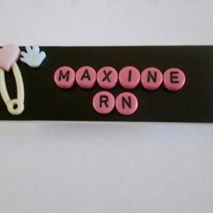 Nombre Tag ID Insignia rn, Imán personalizado o Pin Backing con encanto de pin de bebé personalizado, pediátrico, médico, hospital, ER, UCI