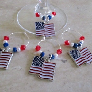 Puede incluir: Conjunto de cuatro encantos para copas de vino con banderas americanas en miniatura y cuentas rojas, blancas y azules.