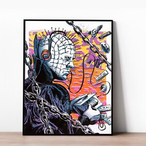 Puede incluir: Una ilustración colorida de un personaje con la cabeza cubierta de clavos y cadenas, usando auriculares y sosteniendo una cinta de casete. El fondo es una mezcla de rosa, naranja y amarillo con un patrón de nubes y cadenas.