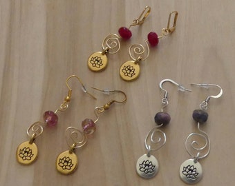 Boucles d'oreilles égyptiennes : breloques fleur de lotus en fil martelé