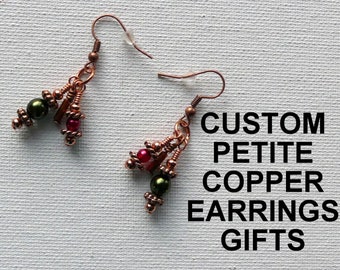 Boucles d'oreilles pendantes en cuivre personnalisées : petite conception avec fil enveloppé