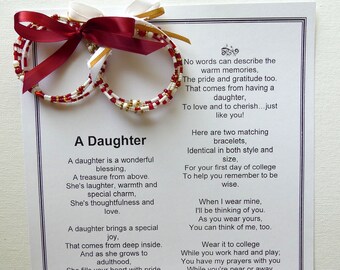 Ensemble cadeau rouge et blanc de bracelets à mémoire de forme pour l'université, cadeaux mère fille de bracelets assortis, bracelets joncs de remise des diplômes avec poèmes cadeaux