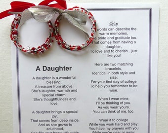 Ensemble cadeau rouge et gris de bracelets à mémoire de forme pour l'université, cadeau mère fille de bracelets assortis, bracelets joncs de remise des diplômes avec poèmes cadeaux