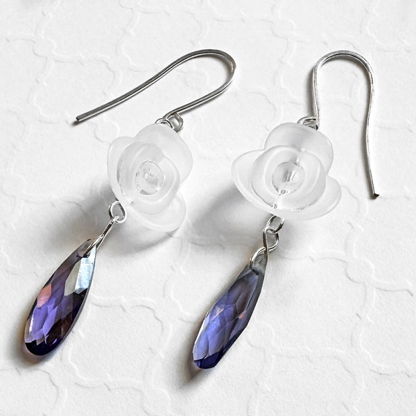 Boucles d'oreilles pendantes en tanzanite de roses blanches | Fabriqué à la main, 2,3 pouces